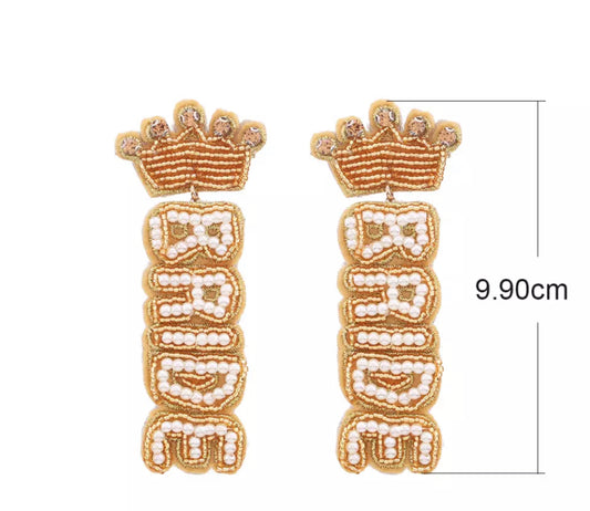 Bride earrings with white background measuring 9.9 cm in height