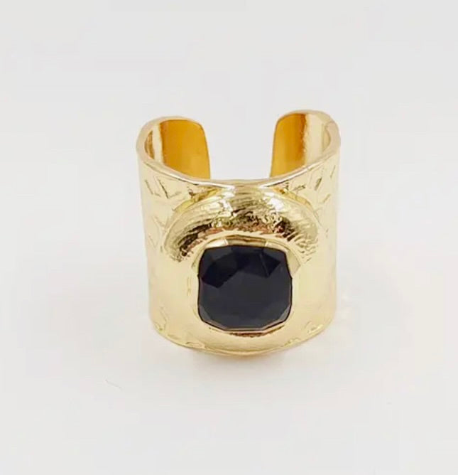 Cuff ring with a faceted stone E