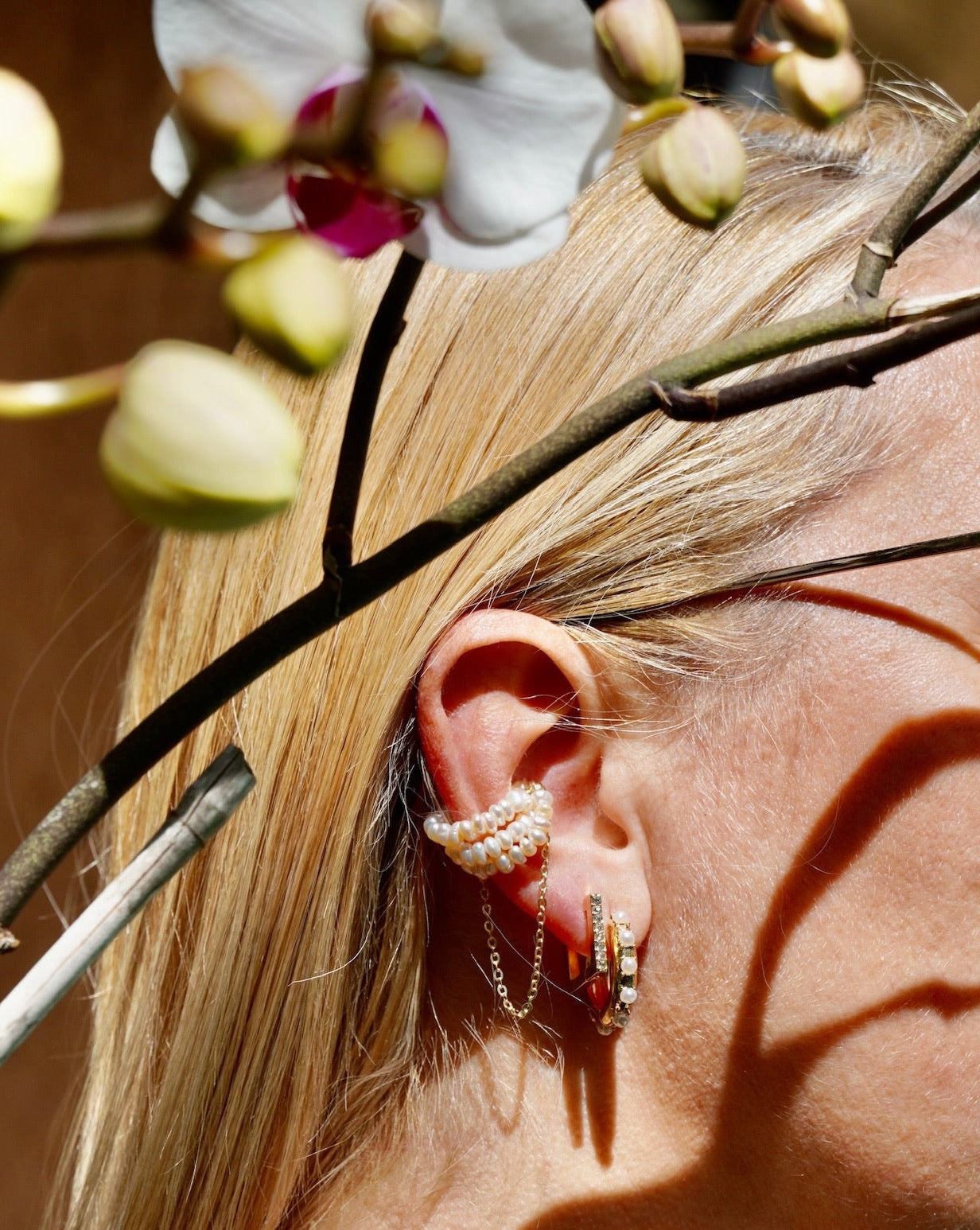 No-Pierce Magnetic Cuff Earring featuring triple layer pearls and a dangle gold chain