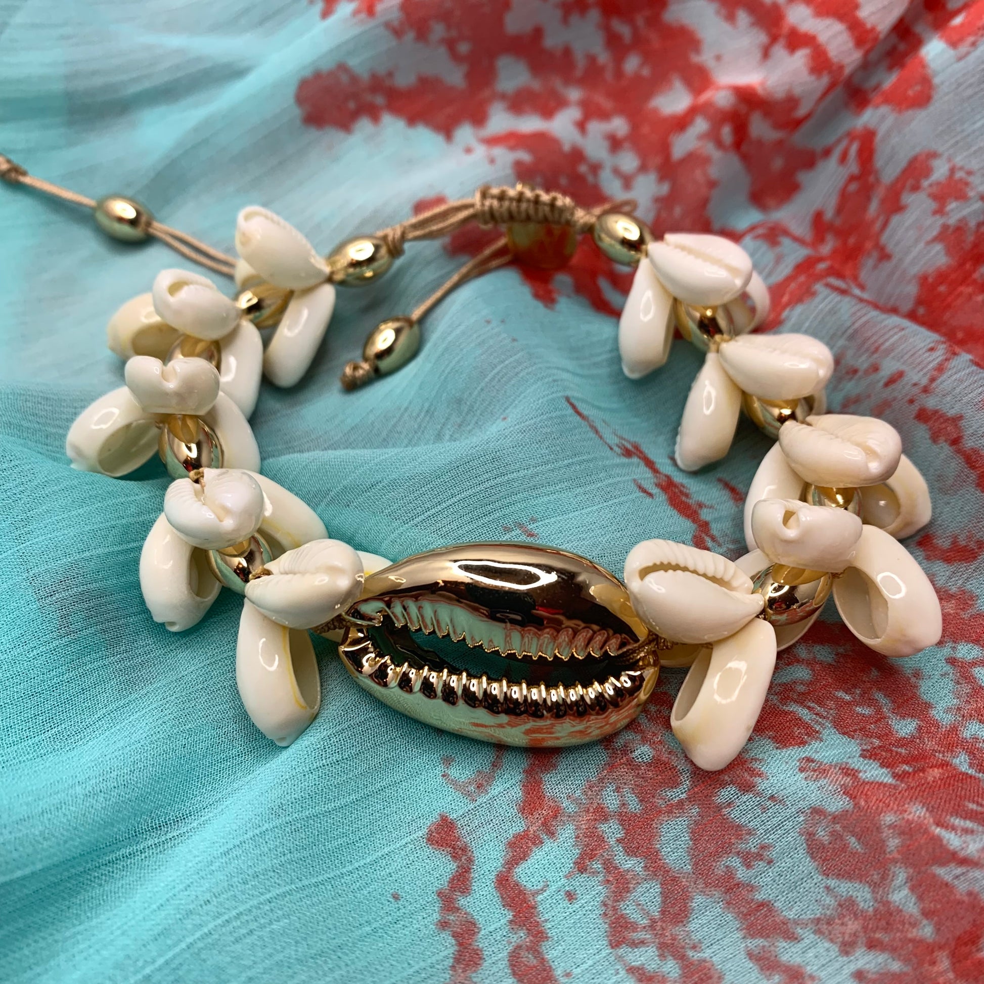 Sparkling gold cowry shells bracelet